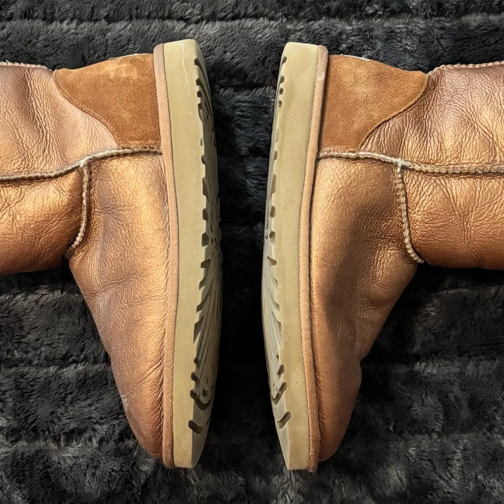 Ugg Classic Short in Metallic Bronze - Picture 4 of 6